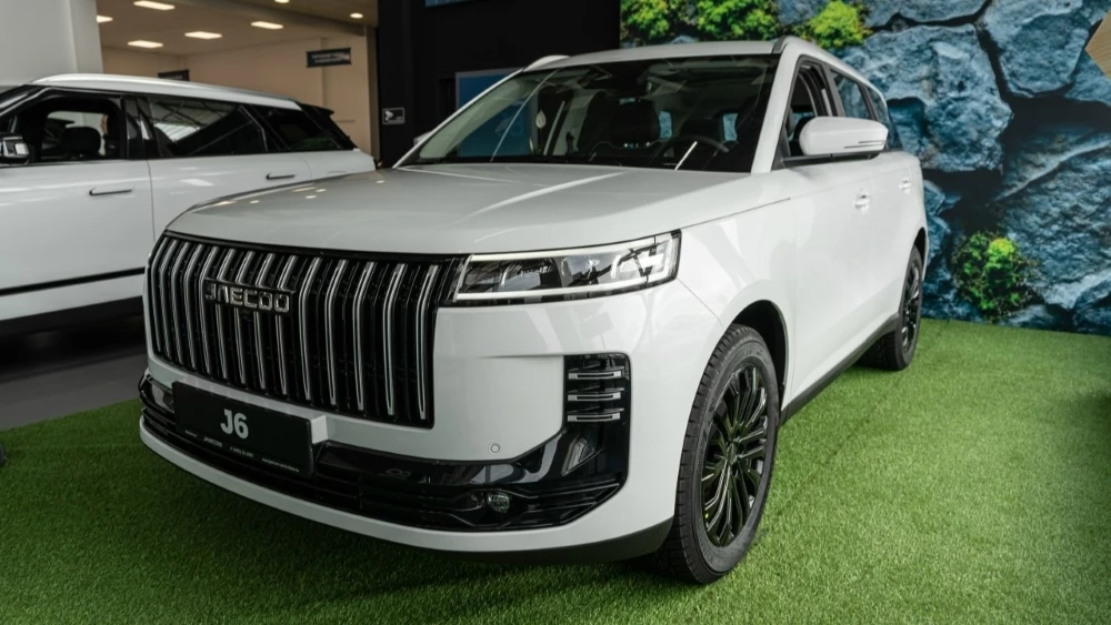 Jaecoo J6 у дилера в автосалоне купить новый сбоку спереди Автокласс Тула белый