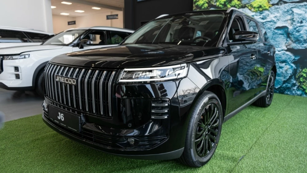 Jaecoo J6 у дилера в автосалоне купить новый сбоку спереди Автокласс Тула черный