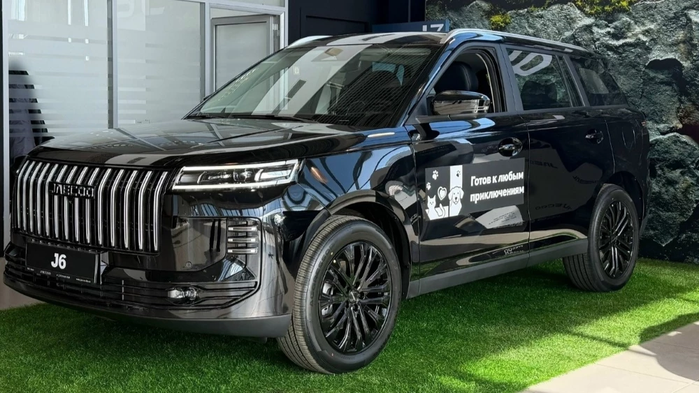 Jaecoo J6 у дилера в автосалоне купить новый сбоку спереди ИТС-Авто Ижевск черный