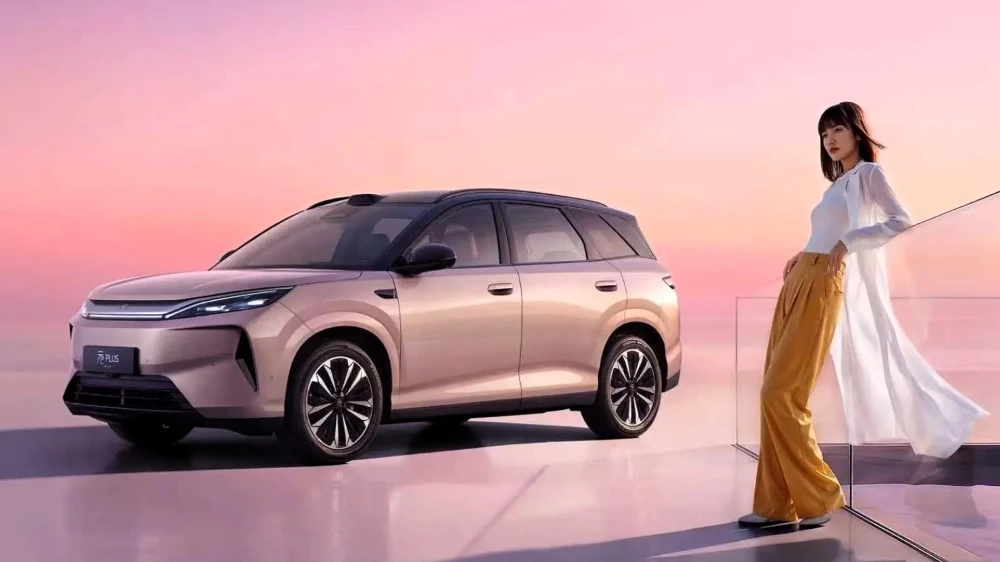 Продажи нового кроссовера BYD Yuan Plus начались в Китае. Изучаем цены и характеристики 2026 byd yuan plus сбоку спереди кроссовер электрический