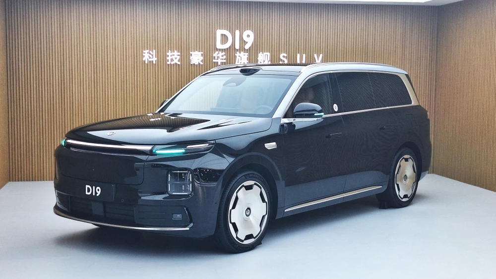 Кроссовер Leapmotor D19 на автосалоне в Пекине сбоку спереди