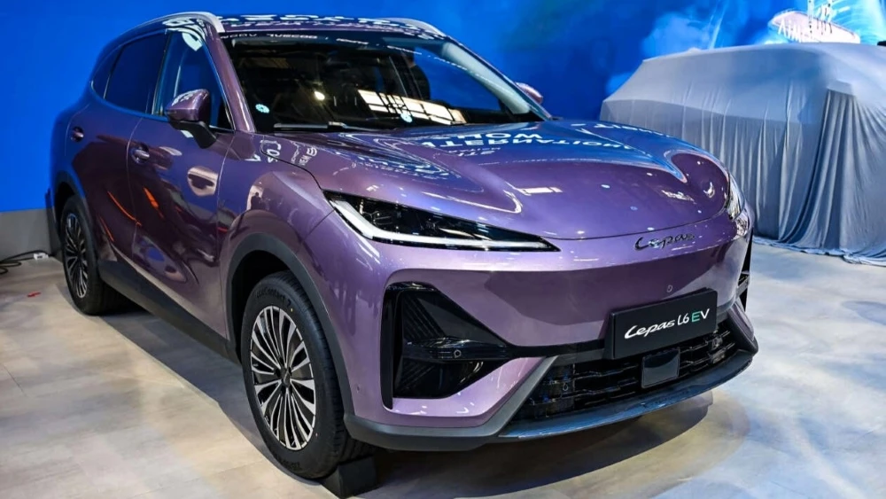 кроссовер lepas l6 ev спереди сбоку в Китае электрокар