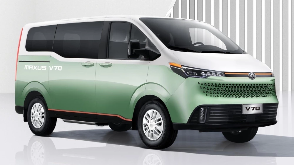 Минивэн Maxus V70 сбоку спереди