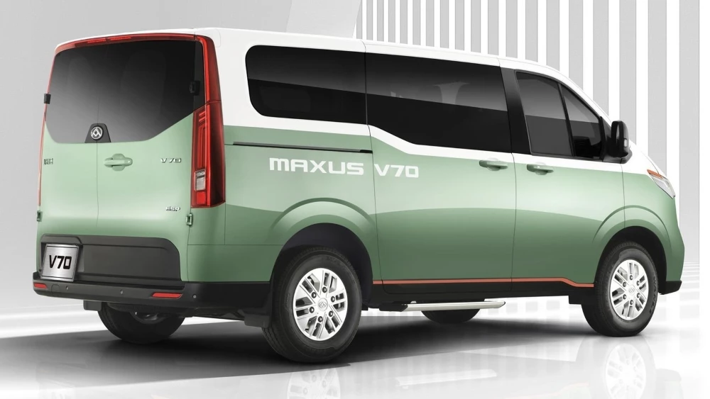 Минивэн Maxus V70 сбоку сзади