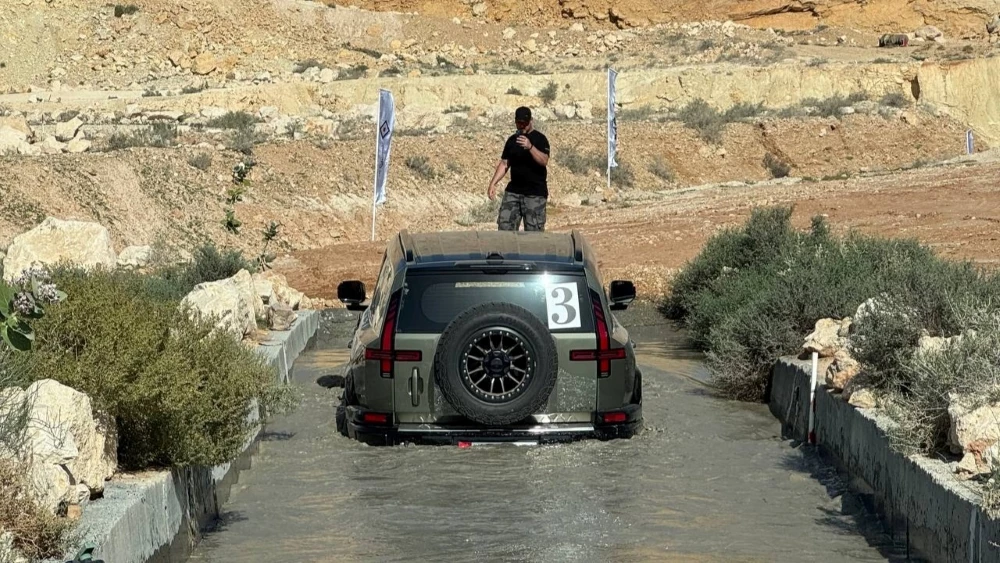 внедорожник M-Hero II сзади водное препятствие