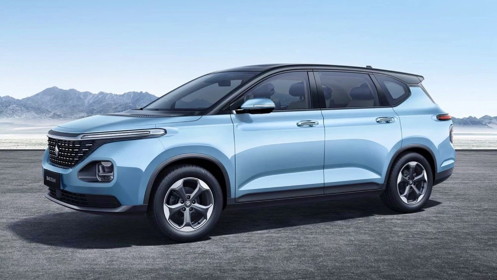 никита меделец baojun rm-5 кроссовер минивэн сбоку спереди голубой