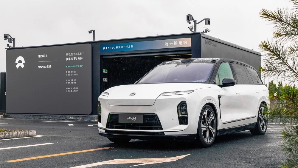 Nio ES9 сбоку спереди станция замены батарей