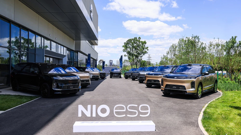 Nio ES9 у дилера сбоку спереди
