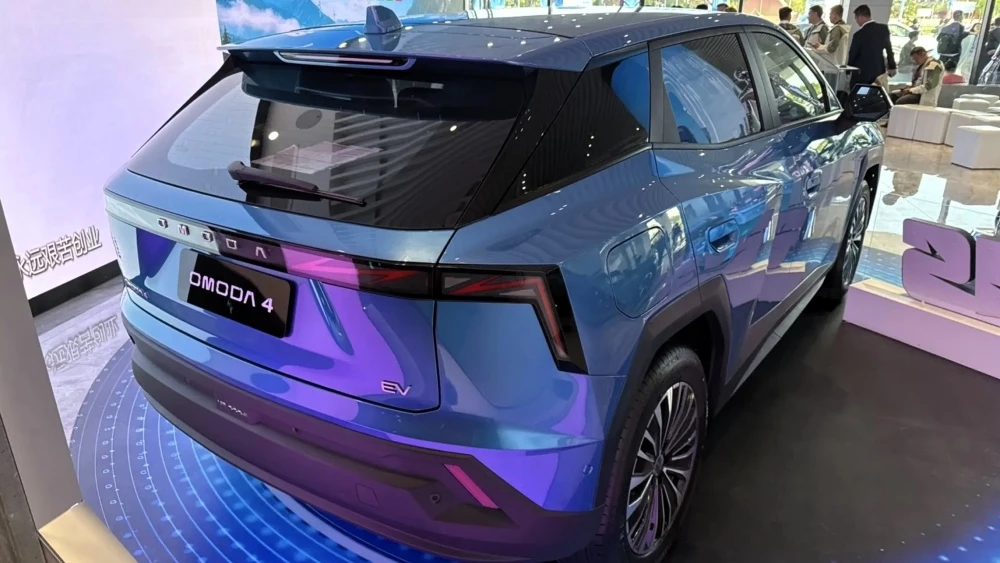 электрический кроссовер omoda c4 ev сбоку сзади