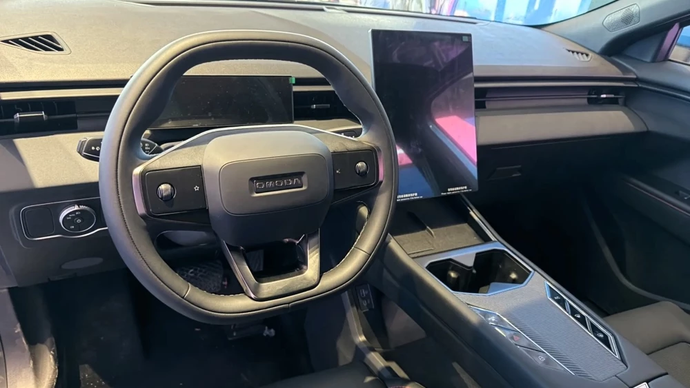 электрический кроссовер omoda c4 ev интерьер