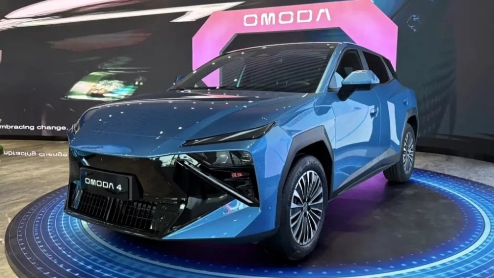 электрический кроссовер omoda c4 ev сбоку спереди