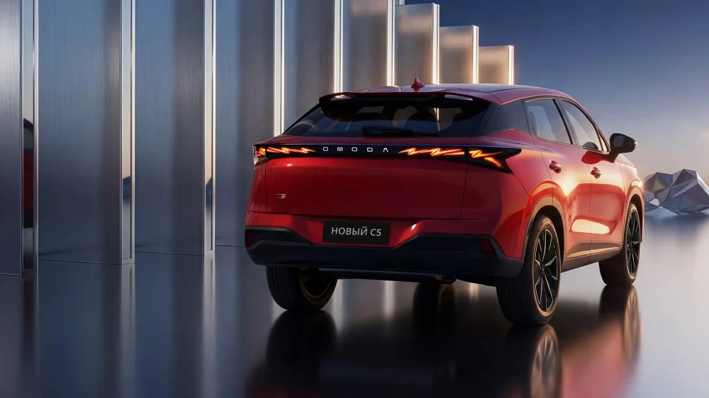 Новый OMODA C5 сбоку сзади