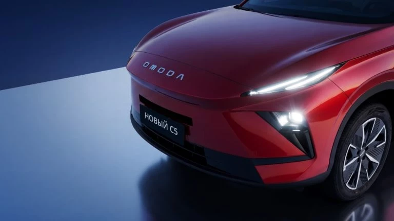 Новый OMODA C5 спереди фары капот