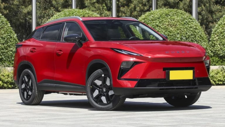 Omoda C5 chery tiggo 5s традиционный гибрид сбоку спереди красный