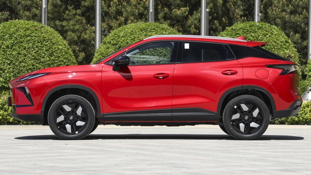 Omoda C5 chery tiggo 5s традиционный гибрид сбоку красный