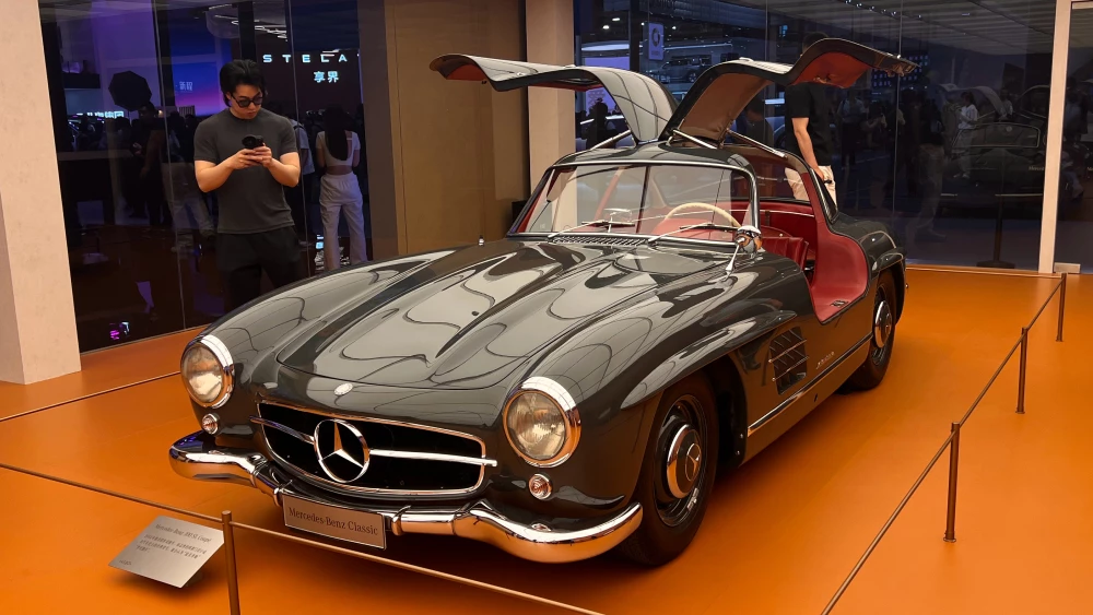 пекинский автосалон в пекине mercedes-benz 300 sl coupe gullwing сбоку спереди
