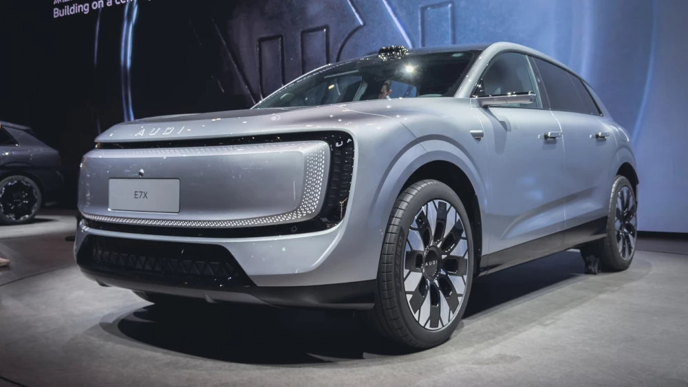 audi e7x на пенинском автосалоне в пекине 2026 кроссовер сбоку спереди
