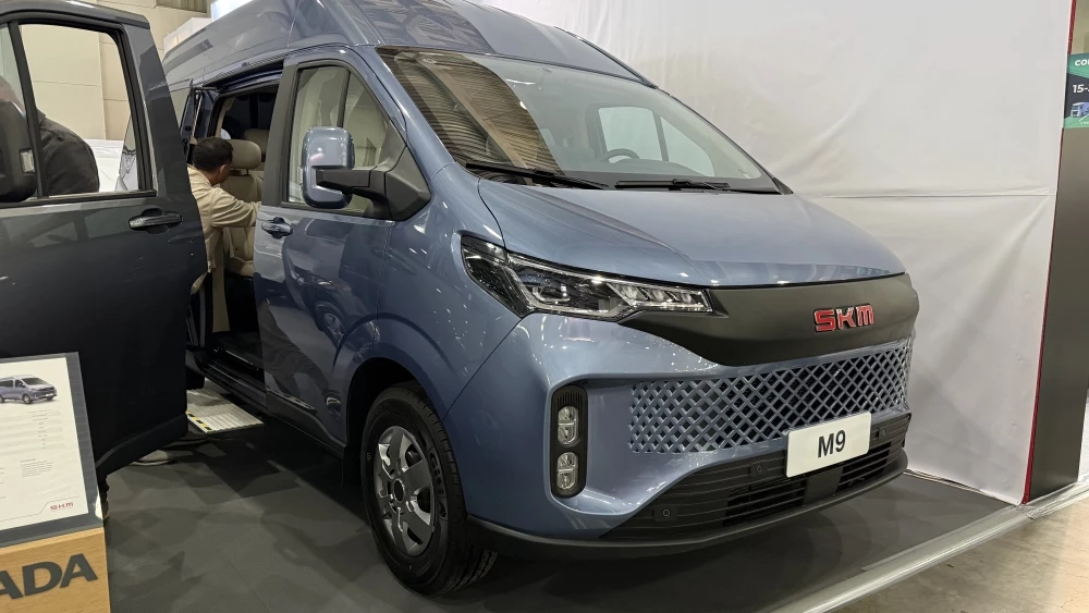 Автомобиль SKM M9 на выставке COMvex 2026 сбоку спереди