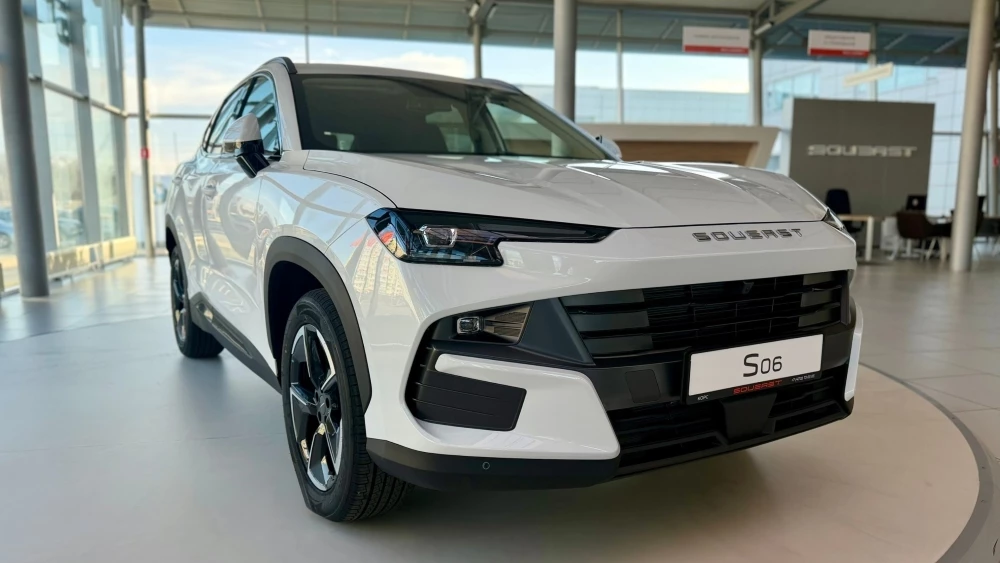 Кроссовер Soueast S06 у дилера в автосалоне ДЦ Автоцентр Корс Курск сбоку спереди