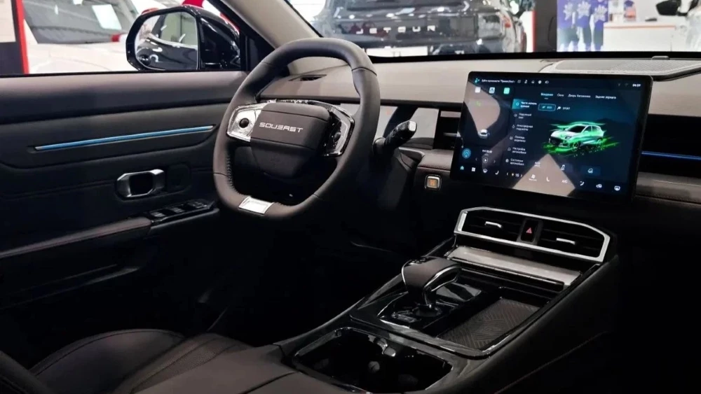 Кроссовер Soueast S06 у дилера в автосалоне ДЦ Автомаркет Ижевск салон интерьер