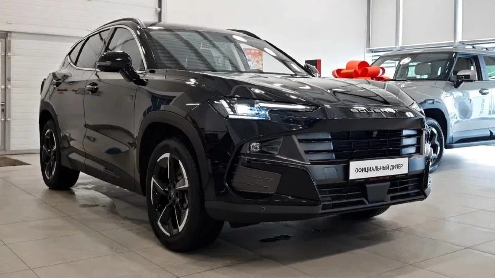 Кроссовер Soueast S06 у дилера в автосалоне ДЦ Автомаркет Ижевск сбоку спереди