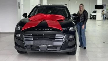 Кроссовер Soueast S06 у дилера в автосалоне ДЦ АвтоЮг Ставрополь спереди покупательница