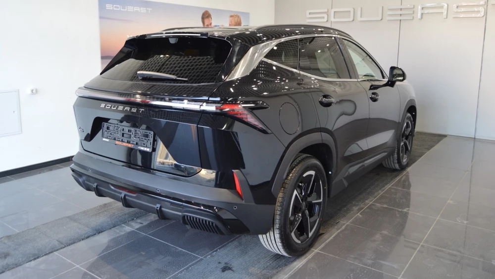 Кроссовер Soueast S06 у дилера в автосалоне ДЦ Автомаг Тюмень сбоку сзади