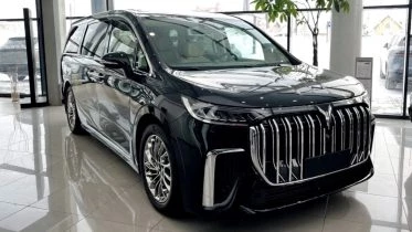 Минивэны Voyah Dream 2025 года сбоку спереди у дилера в автосалоне Иваново