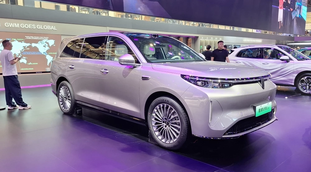 Кроссовер Wey V9X на автосалоне в Пекине сбоку спереди