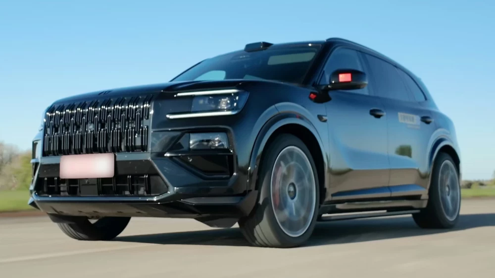 Британцы сравнили Zeekr 8X и Rolls-Royce Cullinan сбоку спереди черный кроссовер