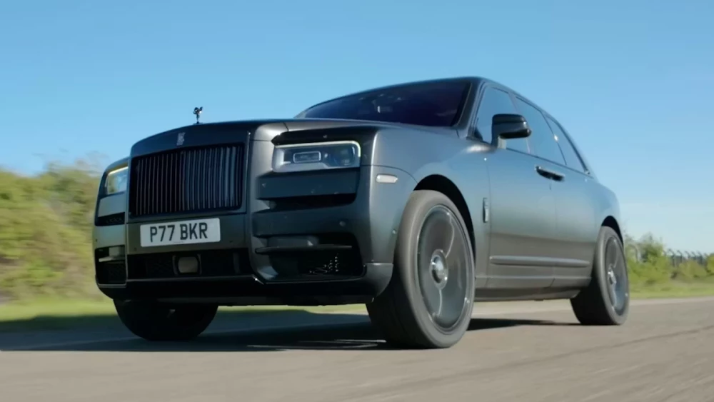 rolls-royce cullinan сбоку спереди серый матовый carwow