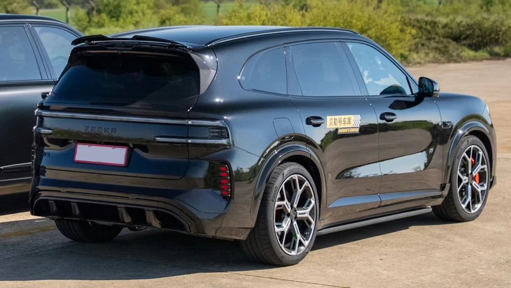 zeekr 8x yaoning сбоку сзади черный гибридный кроссовер carwow