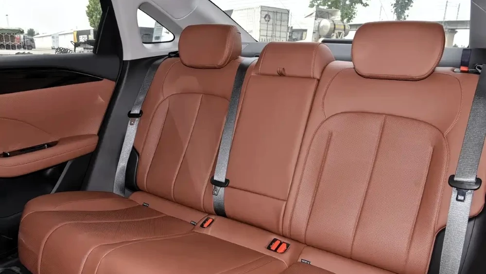 старт продаж седан geely emgrand i-hev пятое поколение v интерьер салон седан