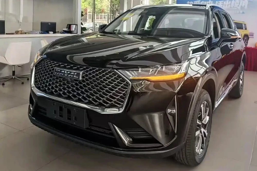 обновленный haval h6 classic edition спереди сбоку 2026 у дилера в Китае