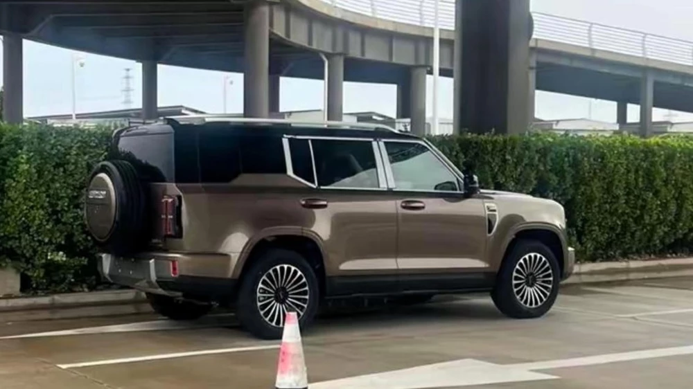флагманский кроссовер haval gwm h10 сбоку сзади в Китае