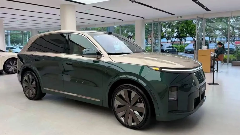 li auto l8 кроссовер сбоку спереди новое поколение в Китае