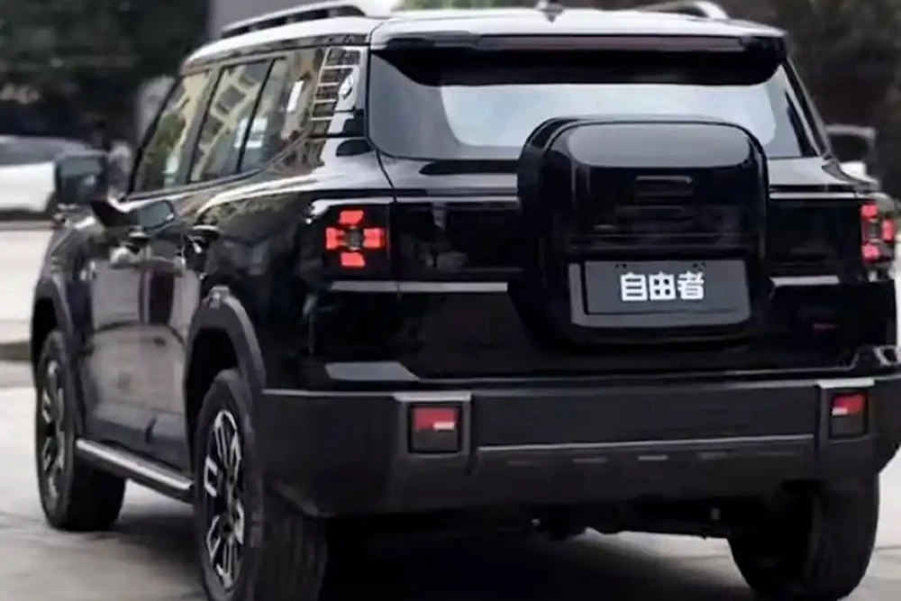 обновленный кроссовер jetour t1 2026 сбоку сзади