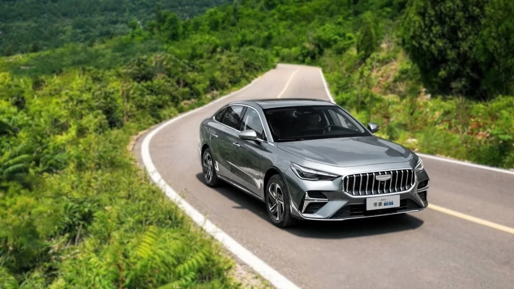 старт продаж седан geely emgrand i-hev пятое поколение v сбоку спереди седан