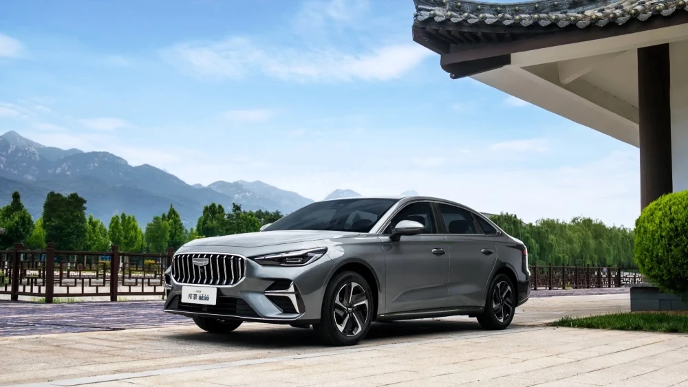 старт продаж седан geely emgrand i-hev пятое поколение v сбоку спереди седан