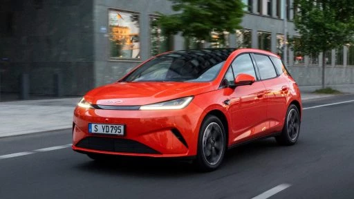 Электрический хетчбэк BYD Dolphin G сбоку спереди