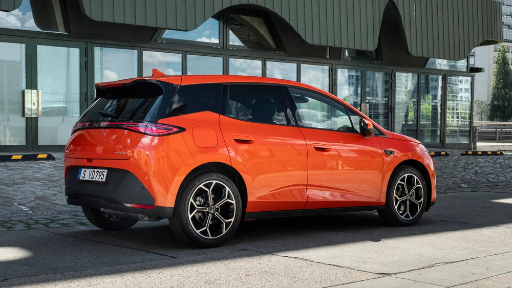 Электрический хетчбэк BYD Dolphin G сбоку сзади
