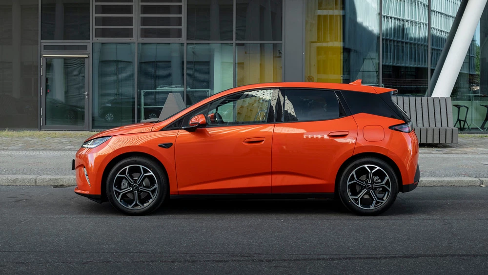 Электрический хетчбэк BYD Dolphin G сбоку