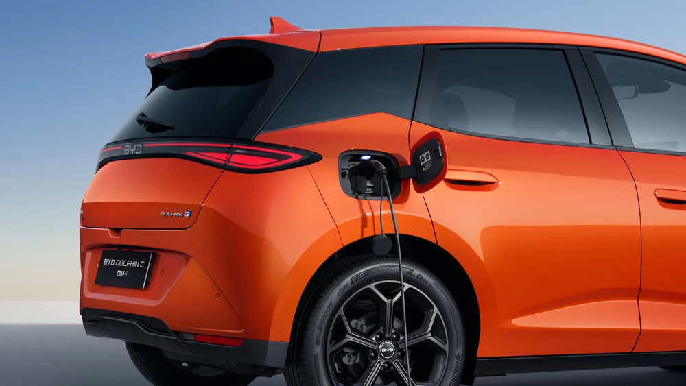 Электрический хетчбэк BYD Dolphin G зарядка