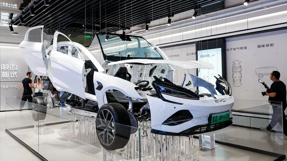 завод BYD и технологический центр компании в Чжэнчжоу BYD Seal в разборе