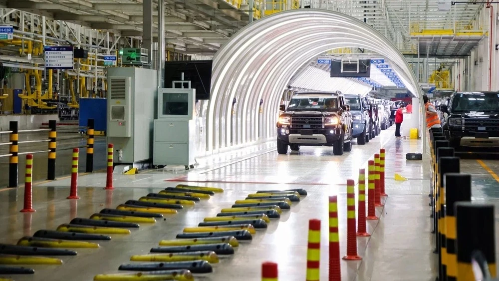 завод BYD и технологический центр компании в Чжэнчжоу световой тоннель