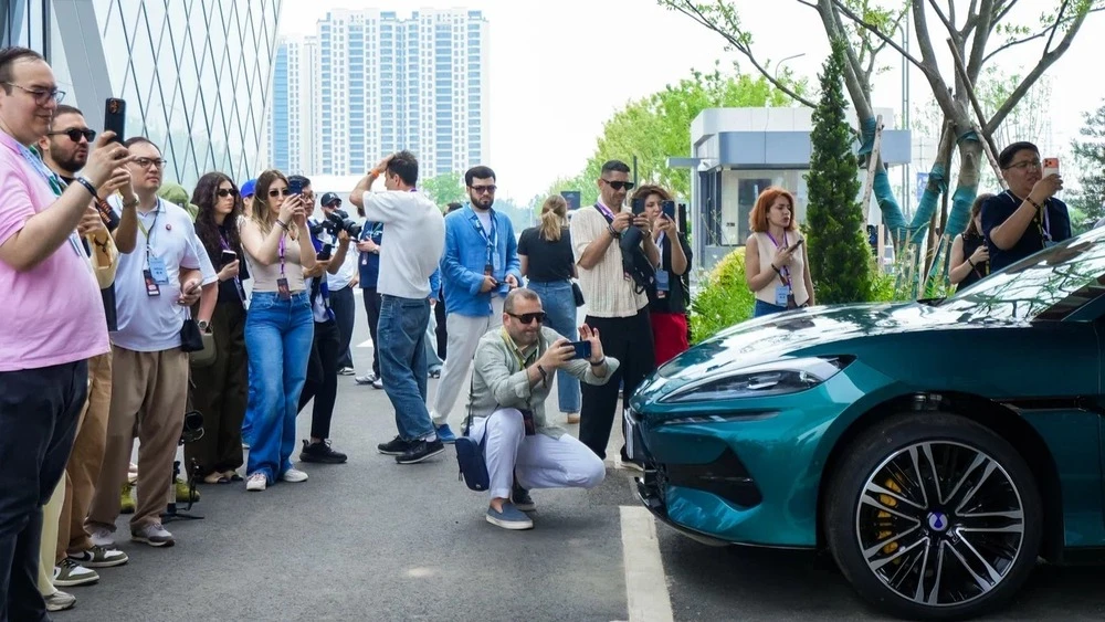 DENZA Z9 GT передняя часть зарядка Flash Charging