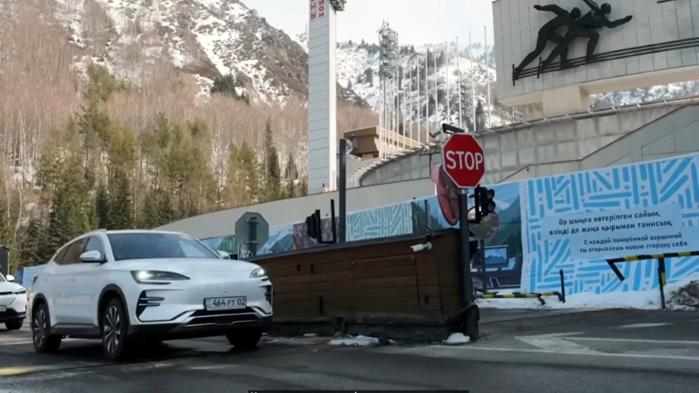 Электромобили в Казахстане Медеу BYD Song Plus EV сбоку спереди