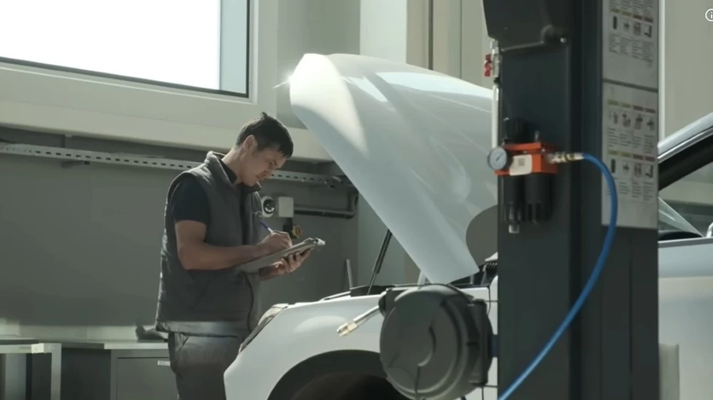 Кроссовер BYD Song Plus EV во время проведения ТО Алматы казахстан сервис
