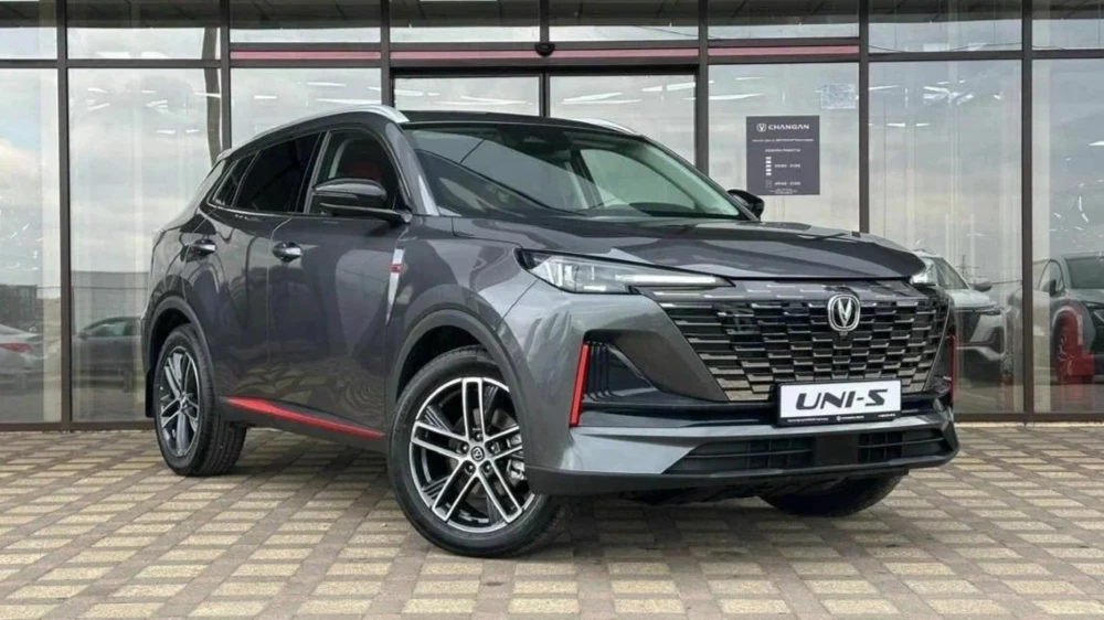 Changan Uni-S передний привод у дилера в автосалоне купить новый Экспокар Краснодар сбоку спереди