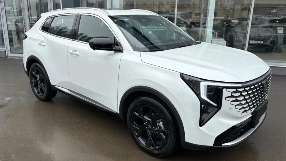Новый Changan Uni-S полный привод у дилера в автосалоне купить новый Автоимпорт Юг Рязань сбоку спереди